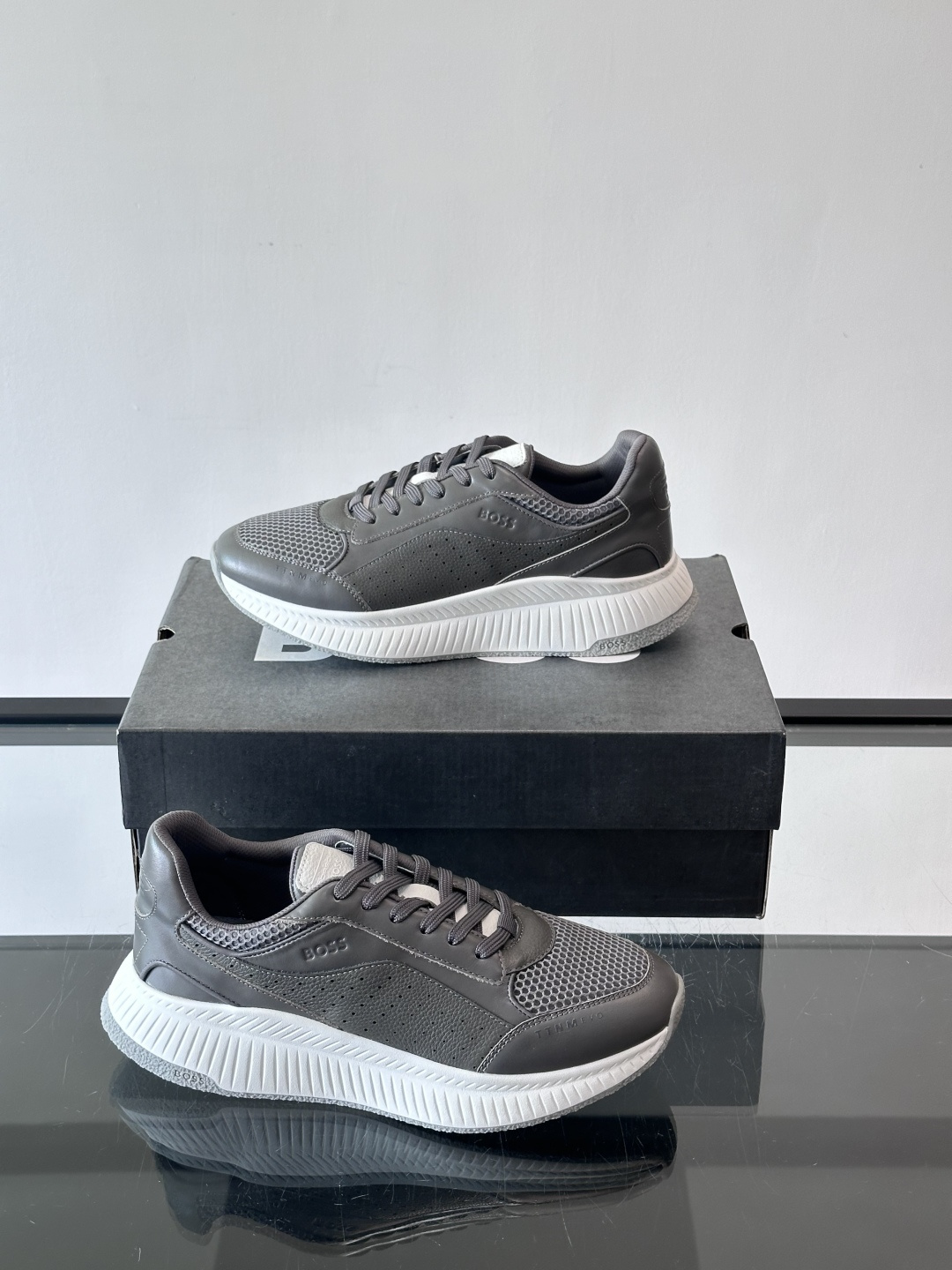 BOSS 意大利男士休闲运动鞋，官网一比一开模。精选光滑进口牛皮➕透气布面料制成。采用橡胶外底和品牌标识
