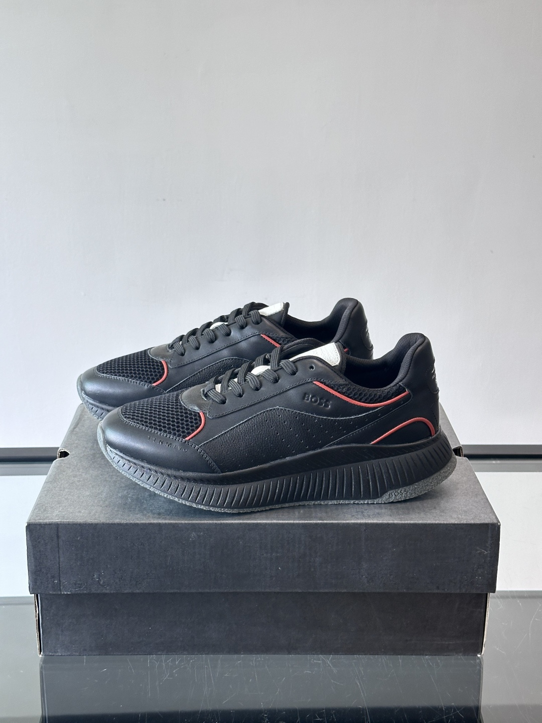 BOSS 意大利男士休闲运动鞋，官网一比一开模。精选光滑进口牛皮➕透气布面料制成。采用橡胶外底和品牌标识