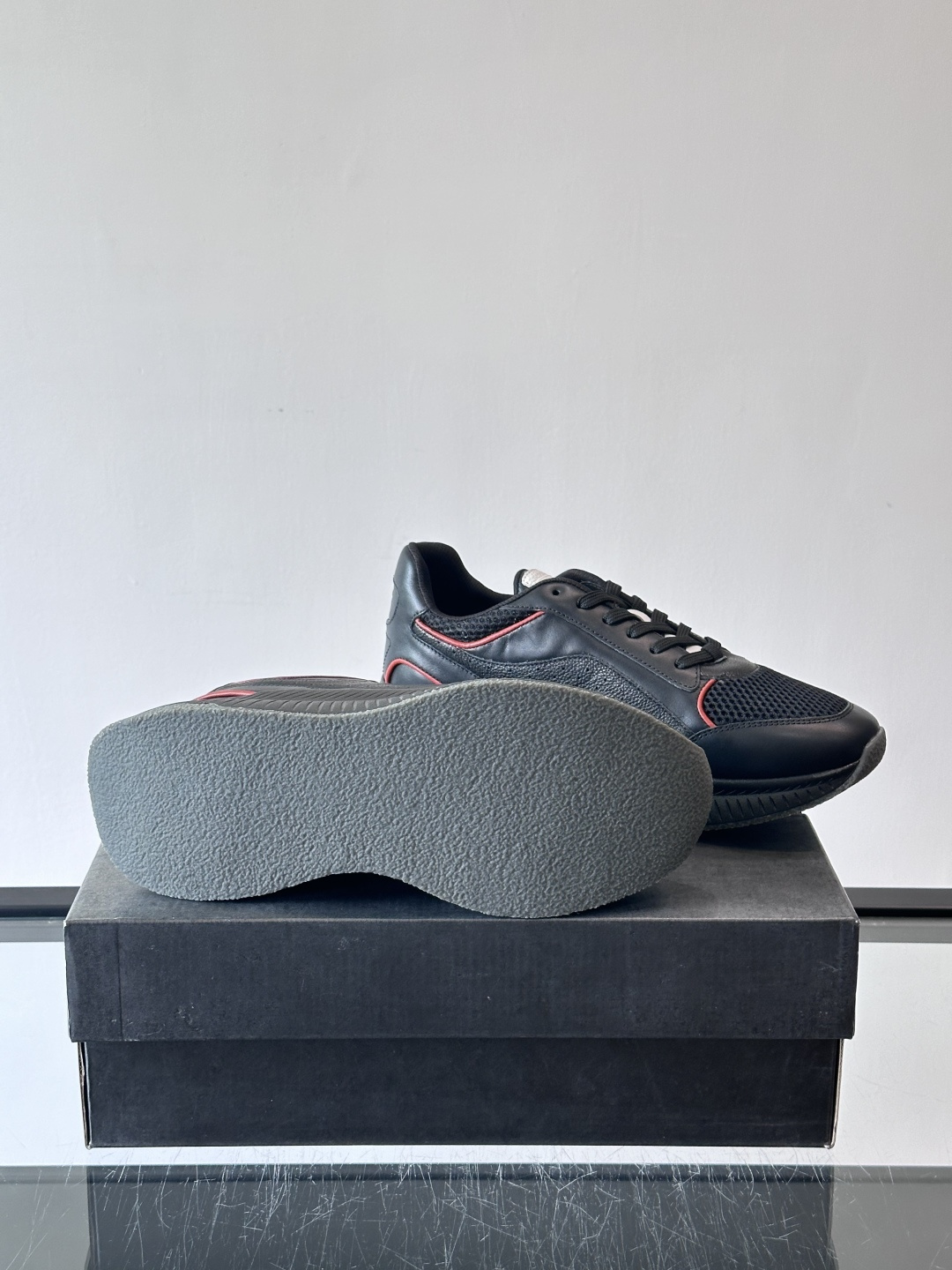 BOSS 意大利男士休闲运动鞋，官网一比一开模。精选光滑进口牛皮➕透气布面料制成。采用橡胶外底和品牌标识