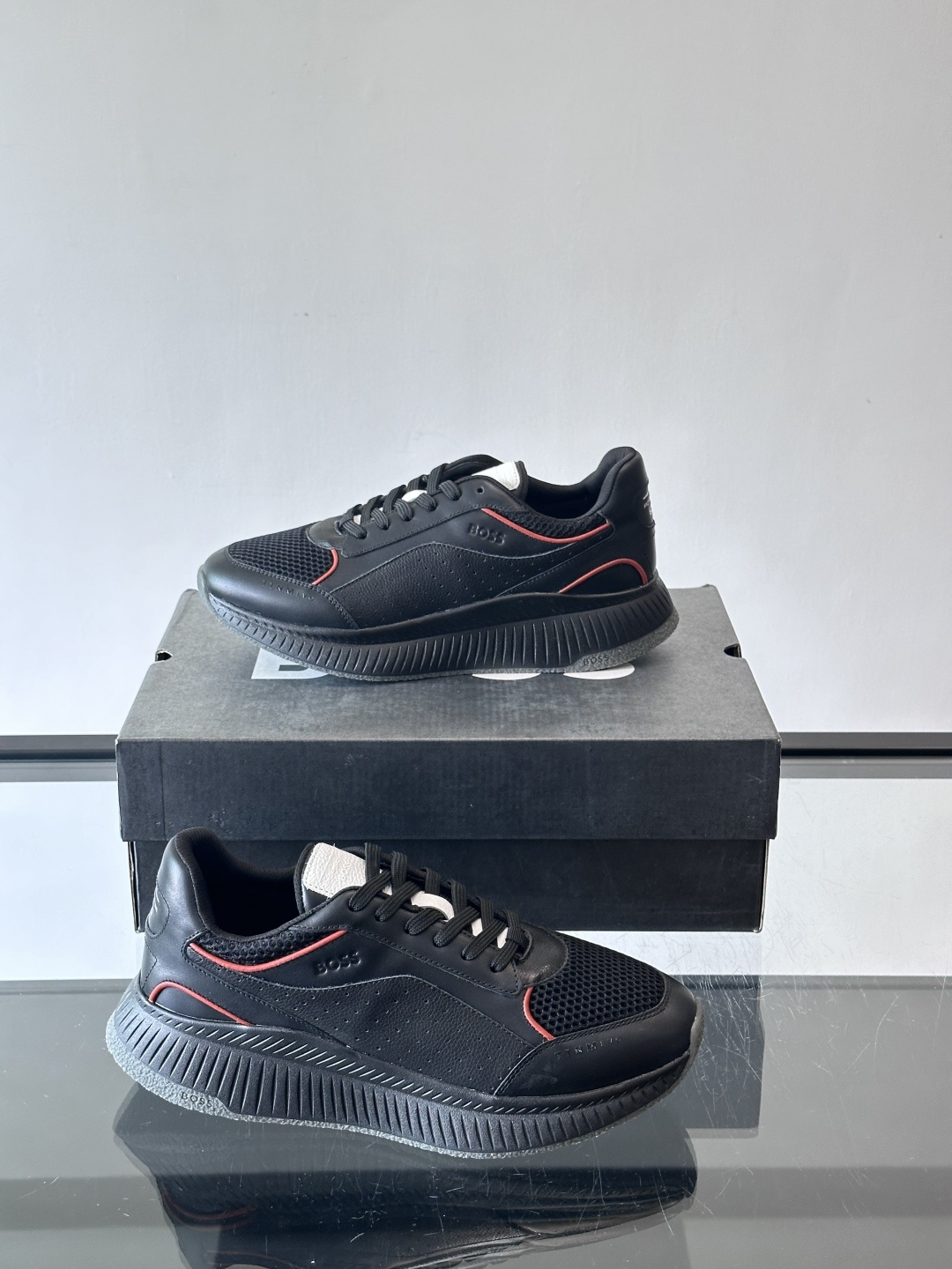 BOSS 意大利男士休闲运动鞋，官网一比一开模。精选光滑进口牛皮➕透气布面料制成。采用橡胶外底和品牌标识
