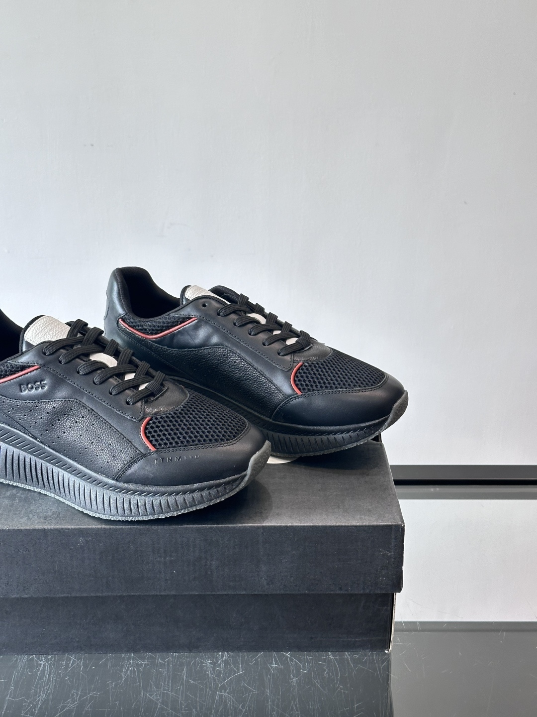 BOSS 意大利男士休闲运动鞋，官网一比一开模。精选光滑进口牛皮➕透气布面料制成。采用橡胶外底和品牌标识