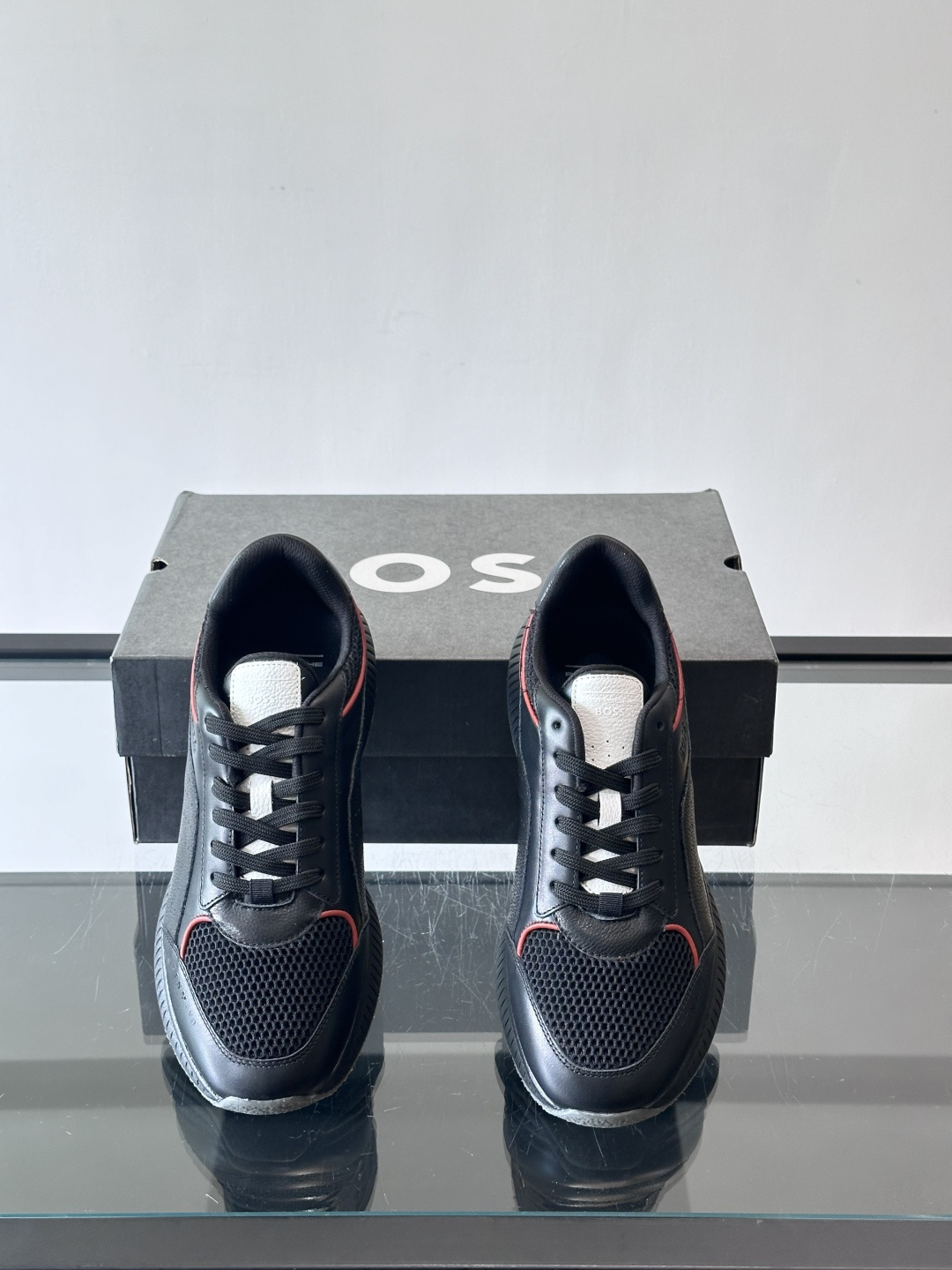 BOSS 意大利男士休闲运动鞋，官网一比一开模。精选光滑进口牛皮➕透气布面料制成。采用橡胶外底和品牌标识