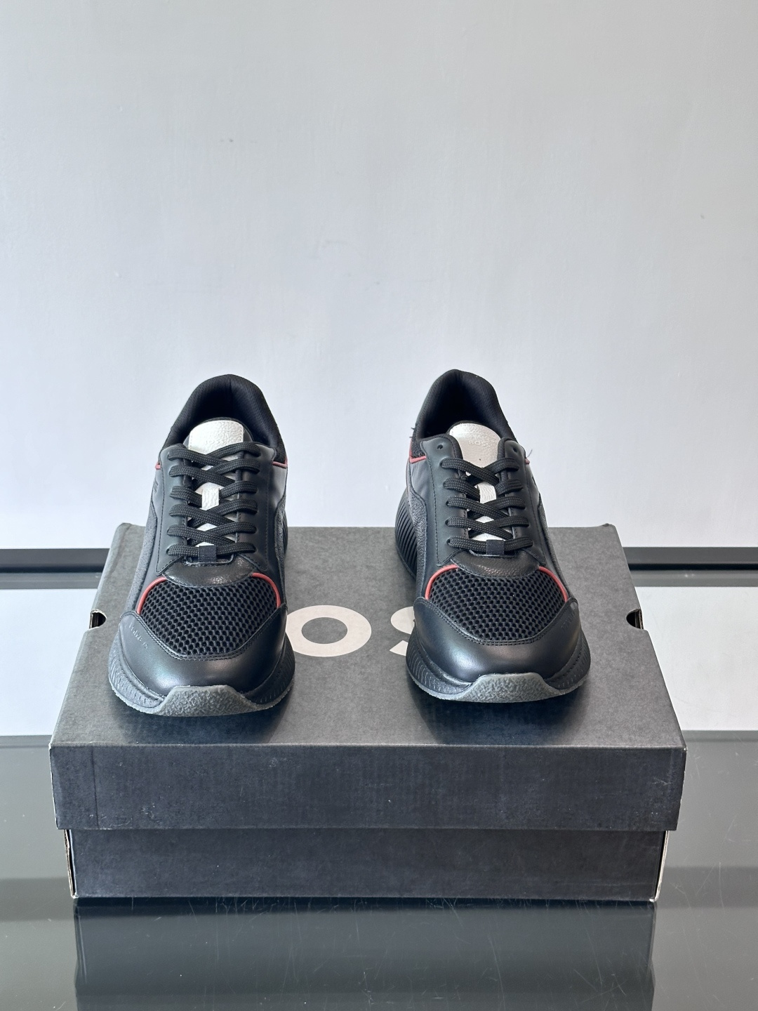 BOSS 意大利男士休闲运动鞋，官网一比一开模。精选光滑进口牛皮➕透气布面料制成。采用橡胶外底和品牌标识