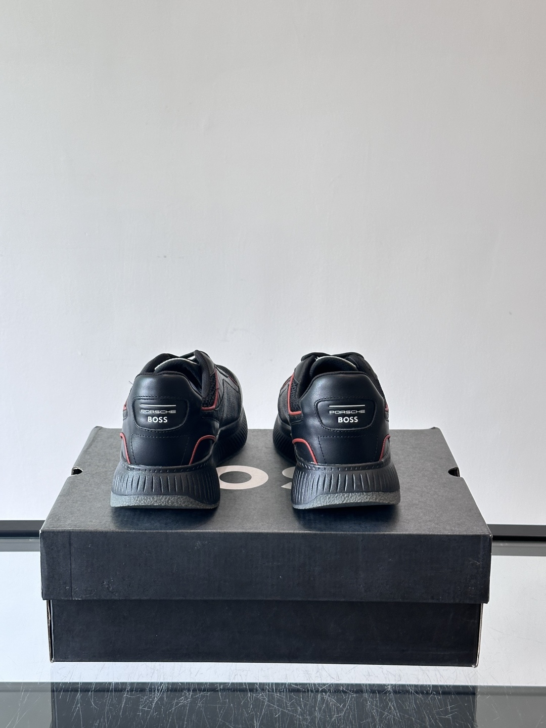 BOSS 意大利男士休闲运动鞋，官网一比一开模。精选光滑进口牛皮➕透气布面料制成。采用橡胶外底和品牌标识