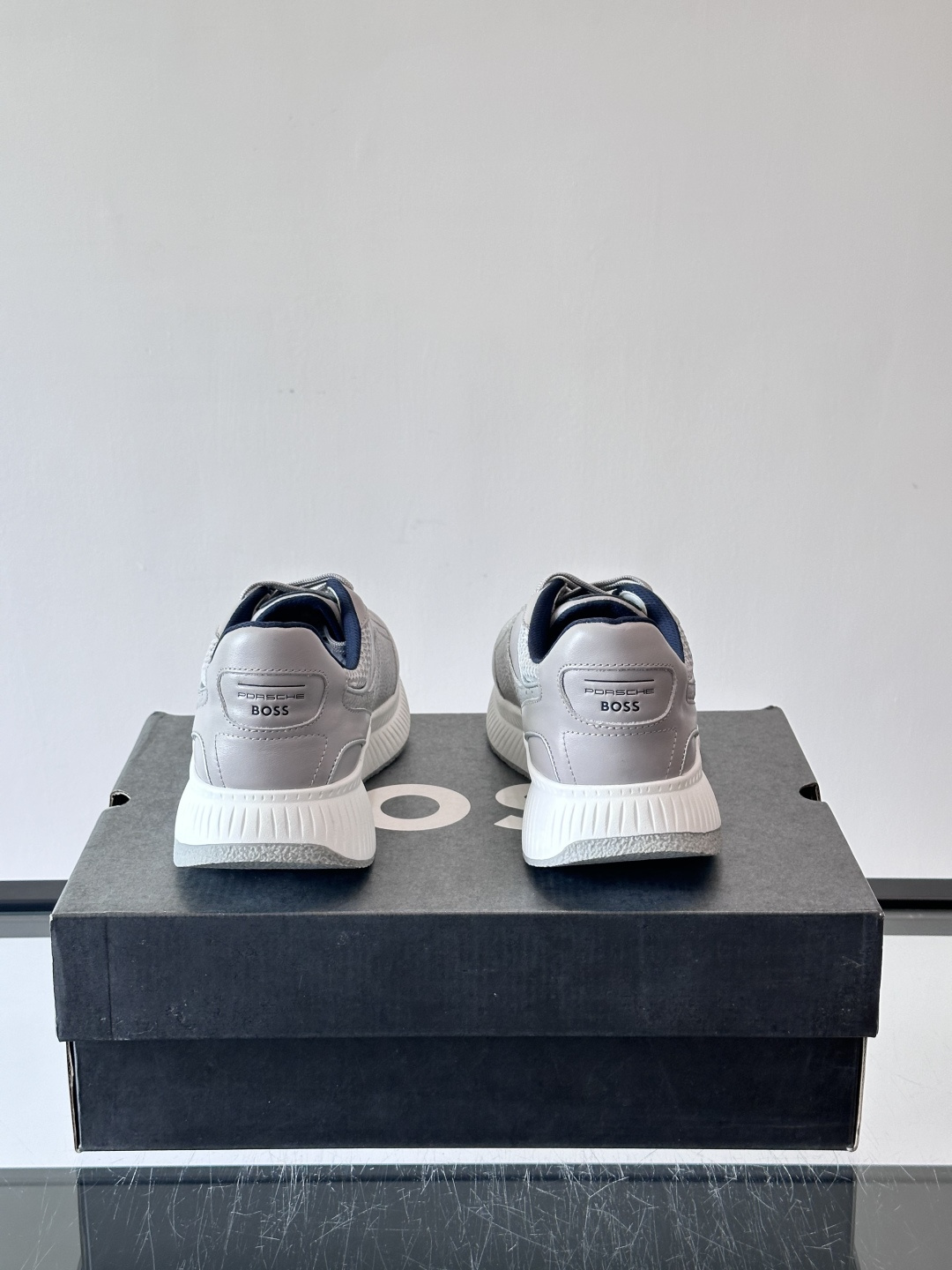 BOSS 意大利男士休闲运动鞋，官网一比一开模。精选光滑进口牛皮➕透气布面料制成。采用橡胶外底和品牌标识