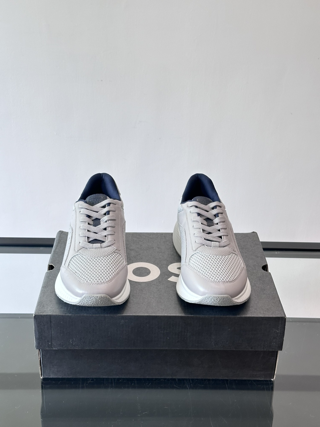 BOSS 意大利男士休闲运动鞋，官网一比一开模。精选光滑进口牛皮➕透气布面料制成。采用橡胶外底和品牌标识