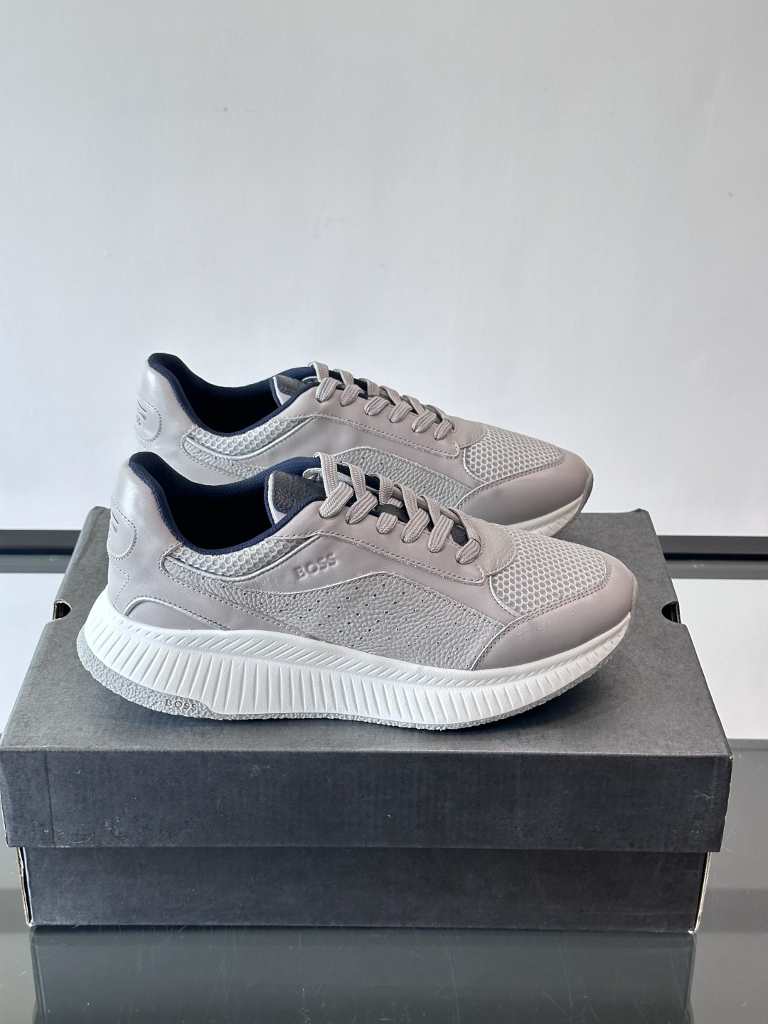 BOSS 意大利男士休闲运动鞋，官网一比一开模。精选光滑进口牛皮➕透气布面料制成。采用橡胶外底和品牌标识