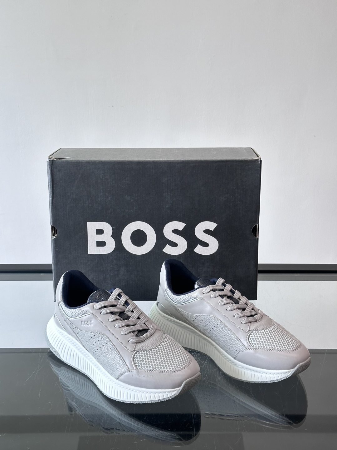 BOSS 意大利男士休闲运动鞋，官网一比一开模。精选光滑进口牛皮➕透气布面料制成。采用橡胶外底和品牌标识