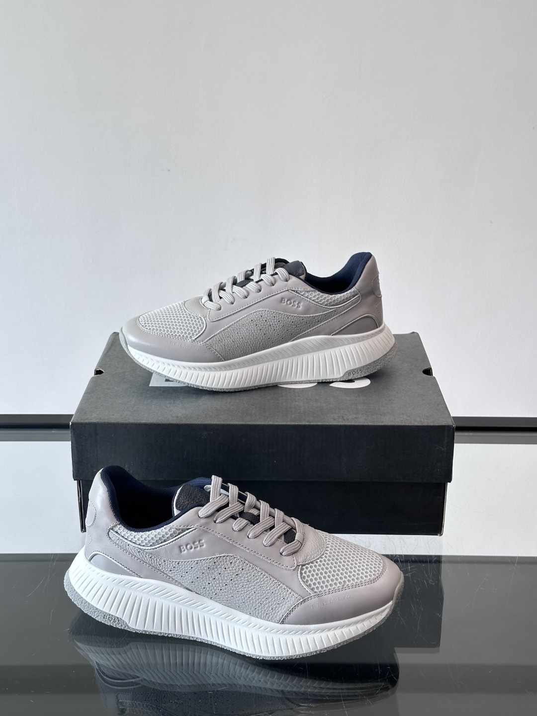 BOSS 意大利男士休闲运动鞋，官网一比一开模。精选光滑进口牛皮➕透气布面料制成。采用橡胶外底和品牌标识
