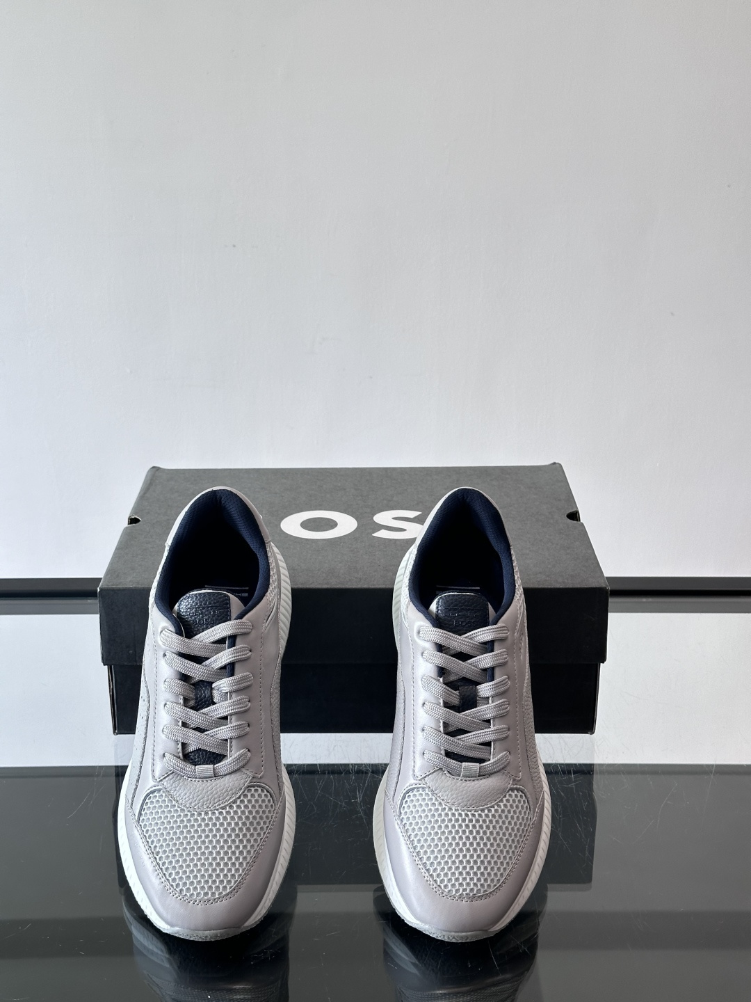 BOSS 意大利男士休闲运动鞋，官网一比一开模。精选光滑进口牛皮➕透气布面料制成。采用橡胶外底和品牌标识