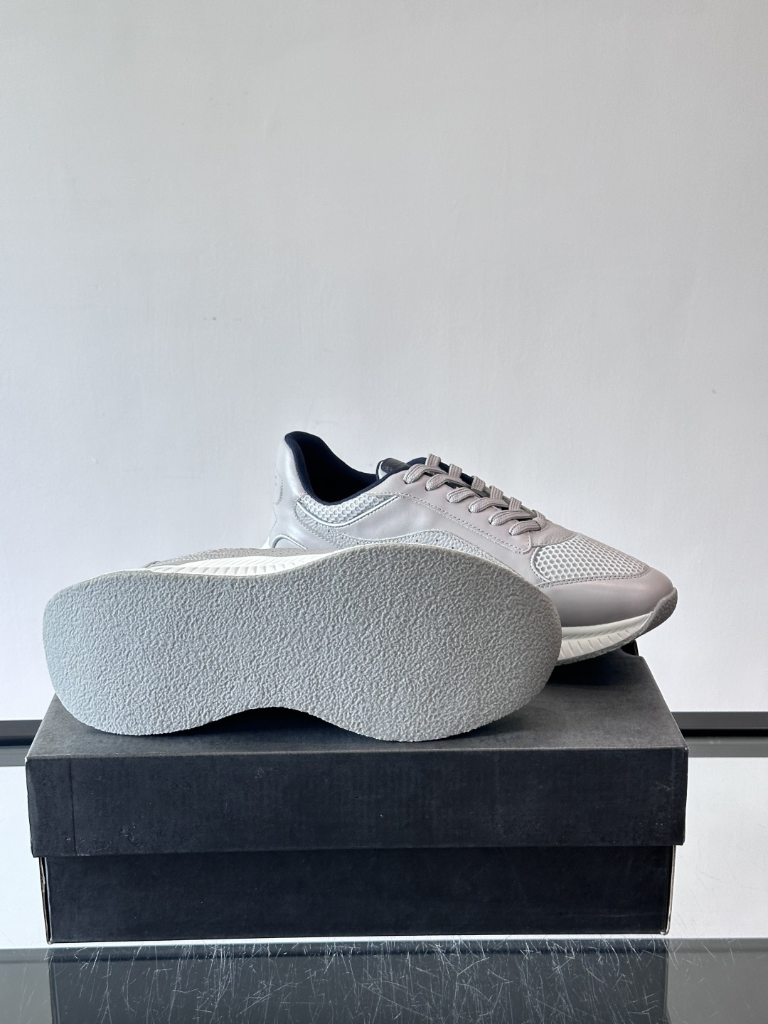 BOSS 意大利男士休闲运动鞋，官网一比一开模。精选光滑进口牛皮➕透气布面料制成。采用橡胶外底和品牌标识