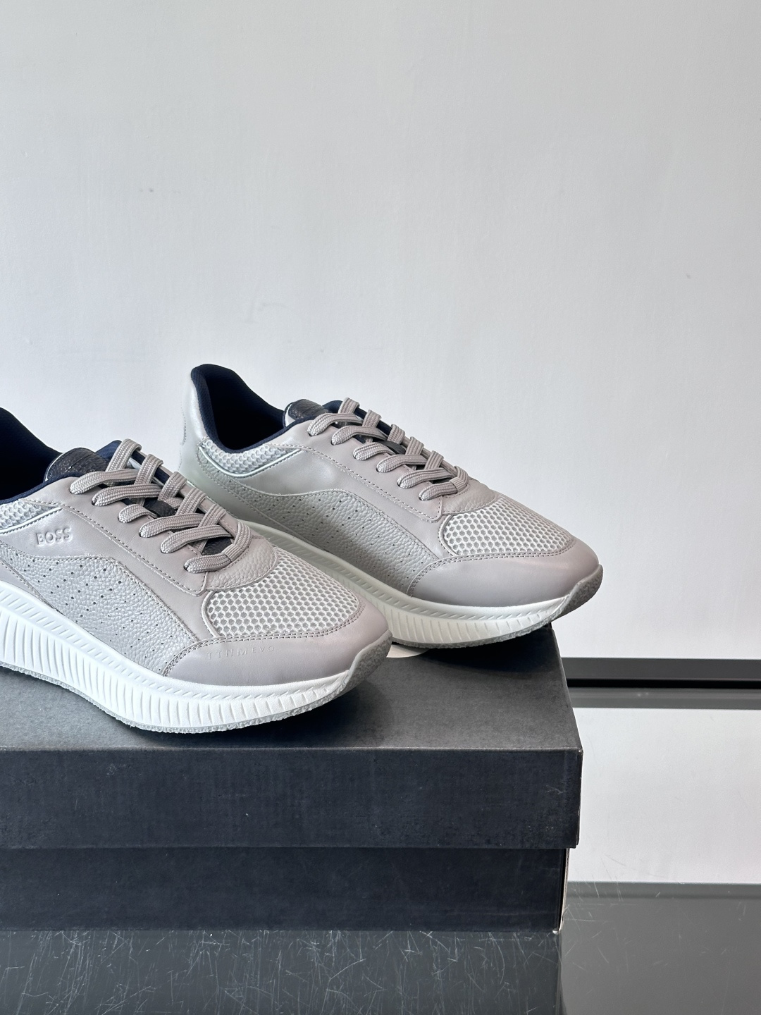 BOSS 意大利男士休闲运动鞋，官网一比一开模。精选光滑进口牛皮➕透气布面料制成。采用橡胶外底和品牌标识