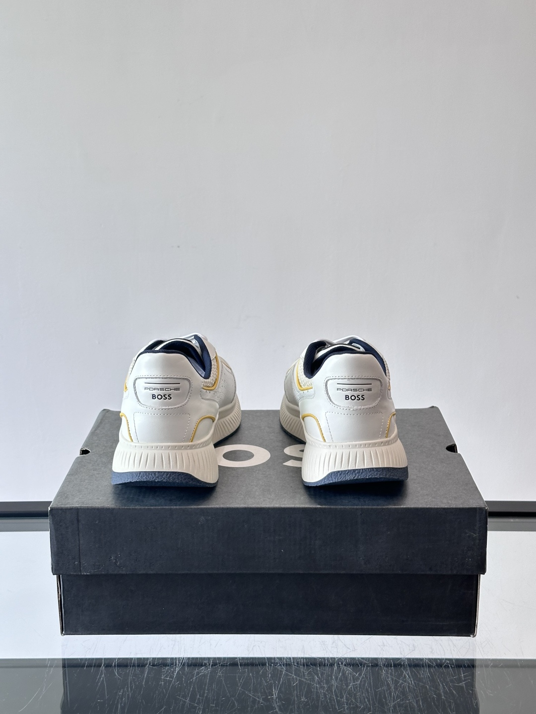 BOSS 意大利男士休闲运动鞋，官网一比一开模。精选光滑进口牛皮➕透气布面料制成。采用橡胶外底和品牌标识