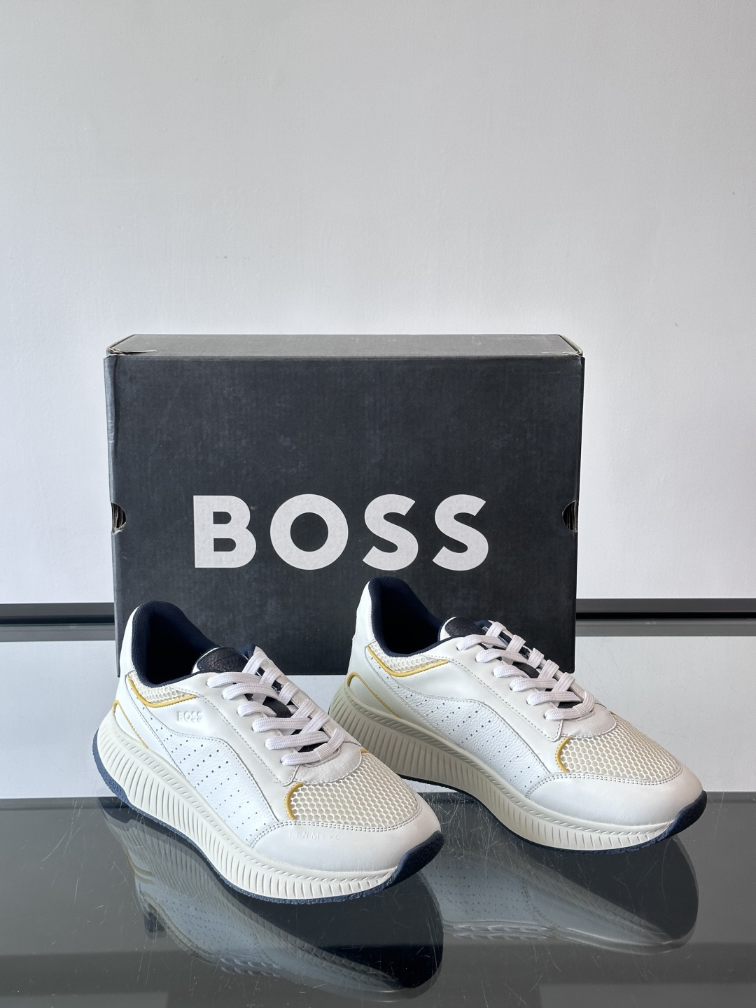 BOSS 意大利男士休闲运动鞋，官网一比一开模。精选光滑进口牛皮➕透气布面料制成。采用橡胶外底和品牌标识