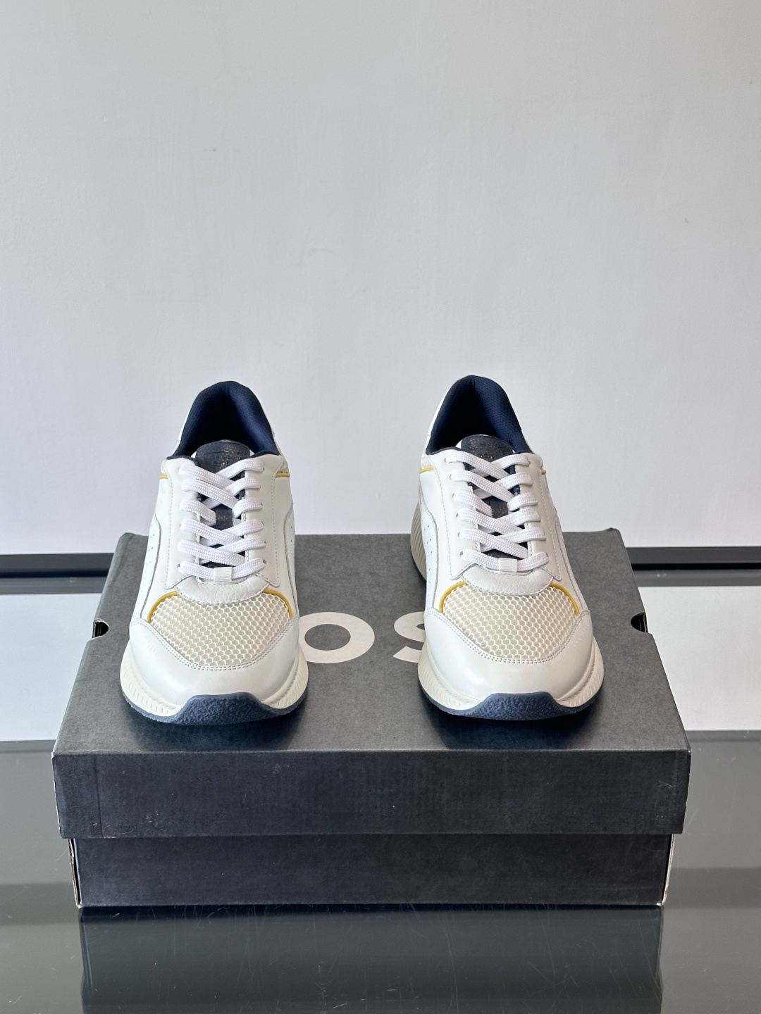 BOSS 意大利男士休闲运动鞋，官网一比一开模。精选光滑进口牛皮➕透气布面料制成。采用橡胶外底和品牌标识