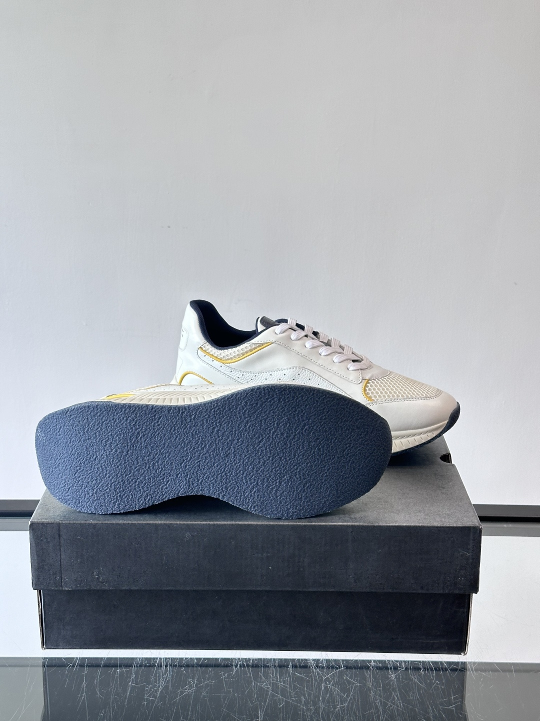 BOSS 意大利男士休闲运动鞋，官网一比一开模。精选光滑进口牛皮➕透气布面料制成。采用橡胶外底和品牌标识