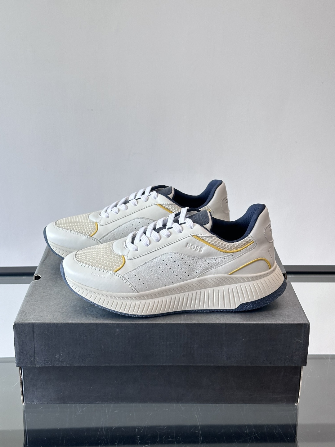 BOSS 意大利男士休闲运动鞋，官网一比一开模。精选光滑进口牛皮➕透气布面料制成。采用橡胶外底和品牌标识