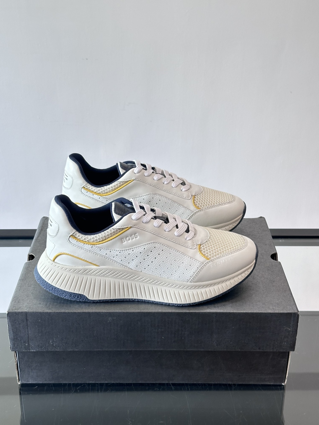 BOSS 意大利男士休闲运动鞋，官网一比一开模。精选光滑进口牛皮➕透气布面料制成。采用橡胶外底和品牌标识