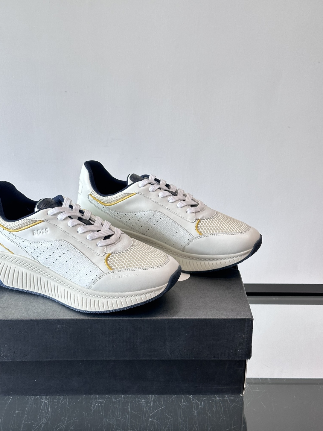 BOSS 意大利男士休闲运动鞋，官网一比一开模。精选光滑进口牛皮➕透气布面料制成。采用橡胶外底和品牌标识