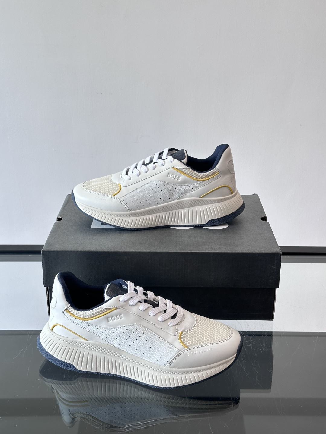 BOSS 意大利男士休闲运动鞋，官网一比一开模。精选光滑进口牛皮➕透气布面料制成。采用橡胶外底和品牌标识