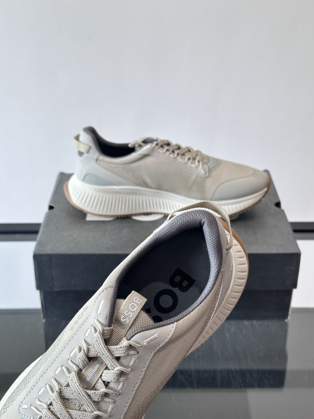 BOSS 意大利男士休闲运动鞋，官网一比一开模。精选光滑进口牛皮➕透气布面料制成。采用橡胶外底和品牌标识