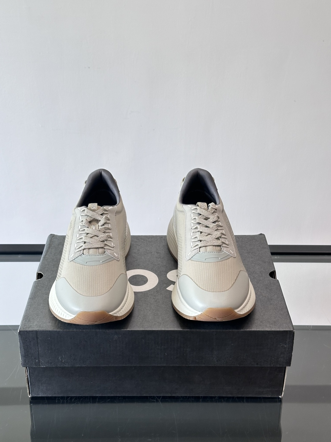 BOSS 意大利男士休闲运动鞋，官网一比一开模。精选光滑进口牛皮➕透气布面料制成。采用橡胶外底和品牌标识