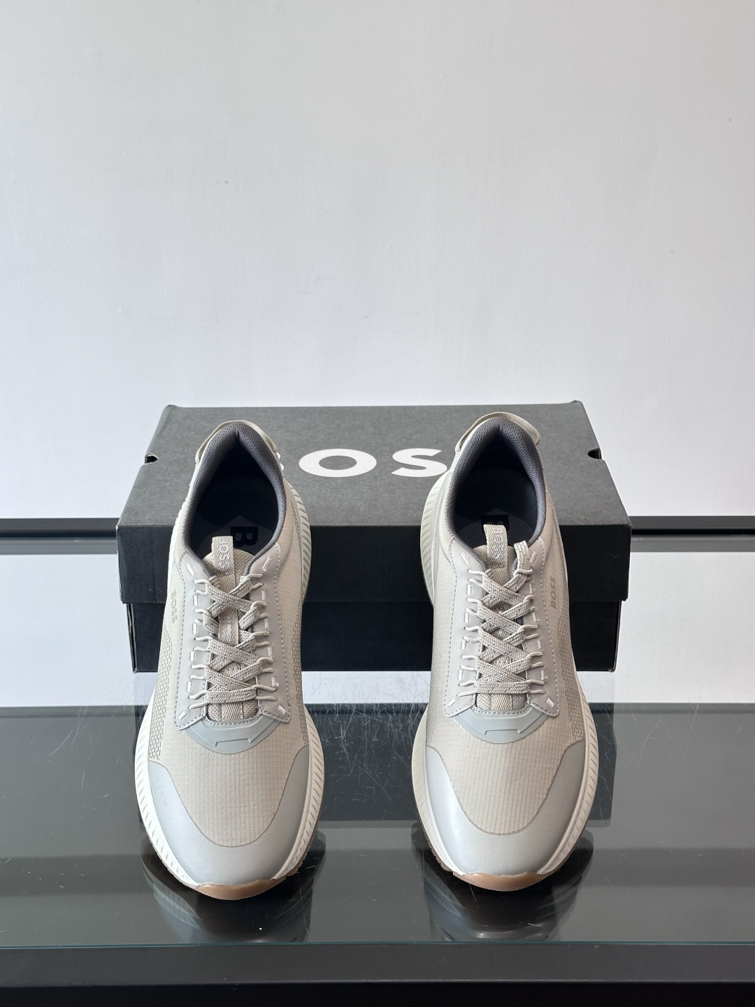 BOSS 意大利男士休闲运动鞋，官网一比一开模。精选光滑进口牛皮➕透气布面料制成。采用橡胶外底和品牌标识