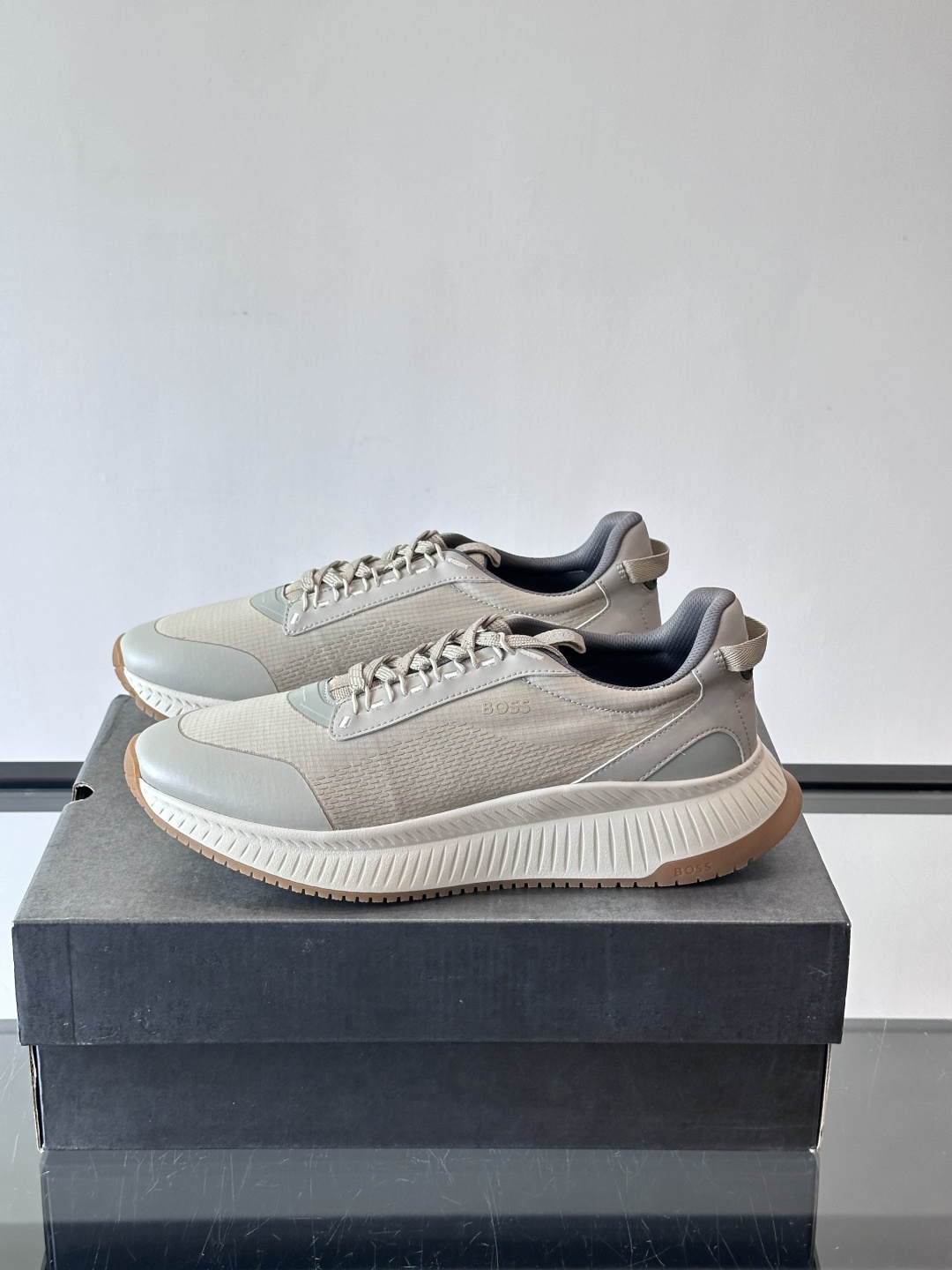BOSS 意大利男士休闲运动鞋，官网一比一开模。精选光滑进口牛皮➕透气布面料制成。采用橡胶外底和品牌标识