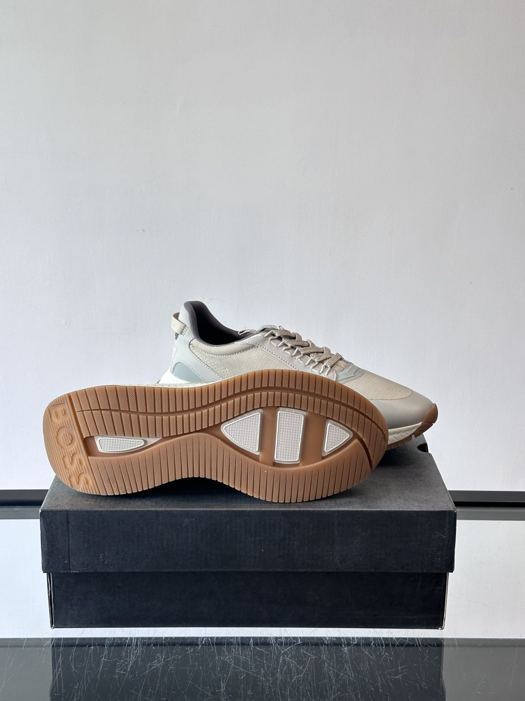 BOSS 意大利男士休闲运动鞋，官网一比一开模。精选光滑进口牛皮➕透气布面料制成。采用橡胶外底和品牌标识