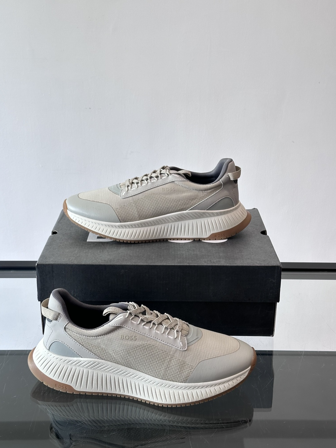 BOSS 意大利男士休闲运动鞋，官网一比一开模。精选光滑进口牛皮➕透气布面料制成。采用橡胶外底和品牌标识