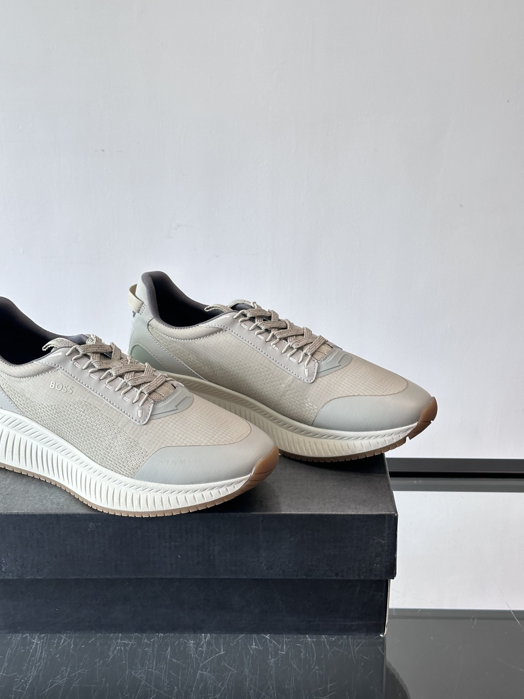 BOSS 意大利男士休闲运动鞋，官网一比一开模。精选光滑进口牛皮➕透气布面料制成。采用橡胶外底和品牌标识