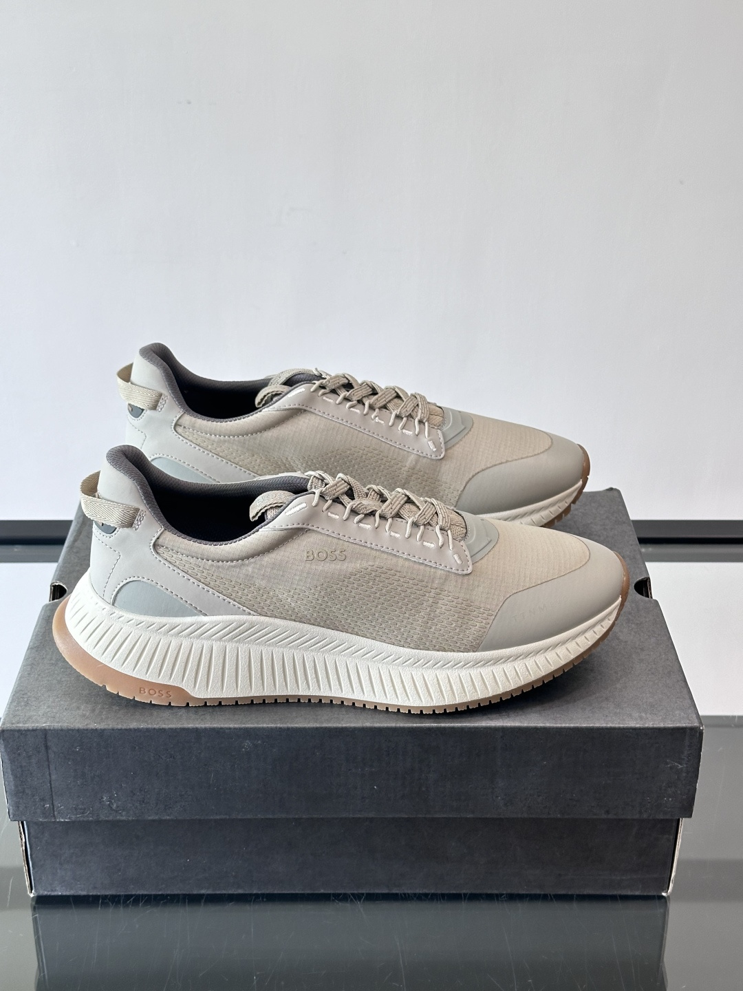 BOSS 意大利男士休闲运动鞋，官网一比一开模。精选光滑进口牛皮➕透气布面料制成。采用橡胶外底和品牌标识