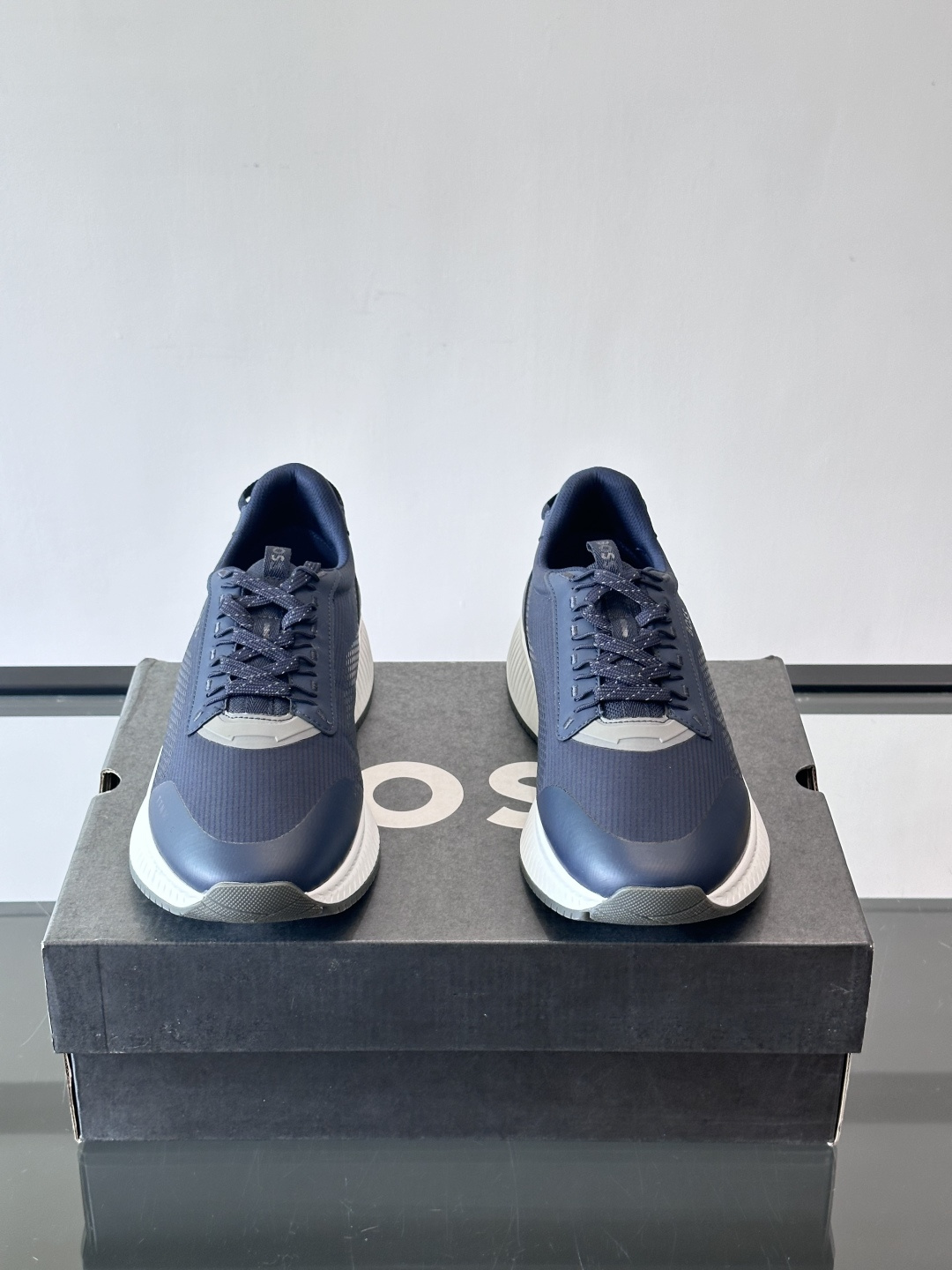 BOSS 意大利男士休闲运动鞋，官网一比一开模。精选光滑进口牛皮➕透气布面料制成。采用橡胶外底和品牌标识