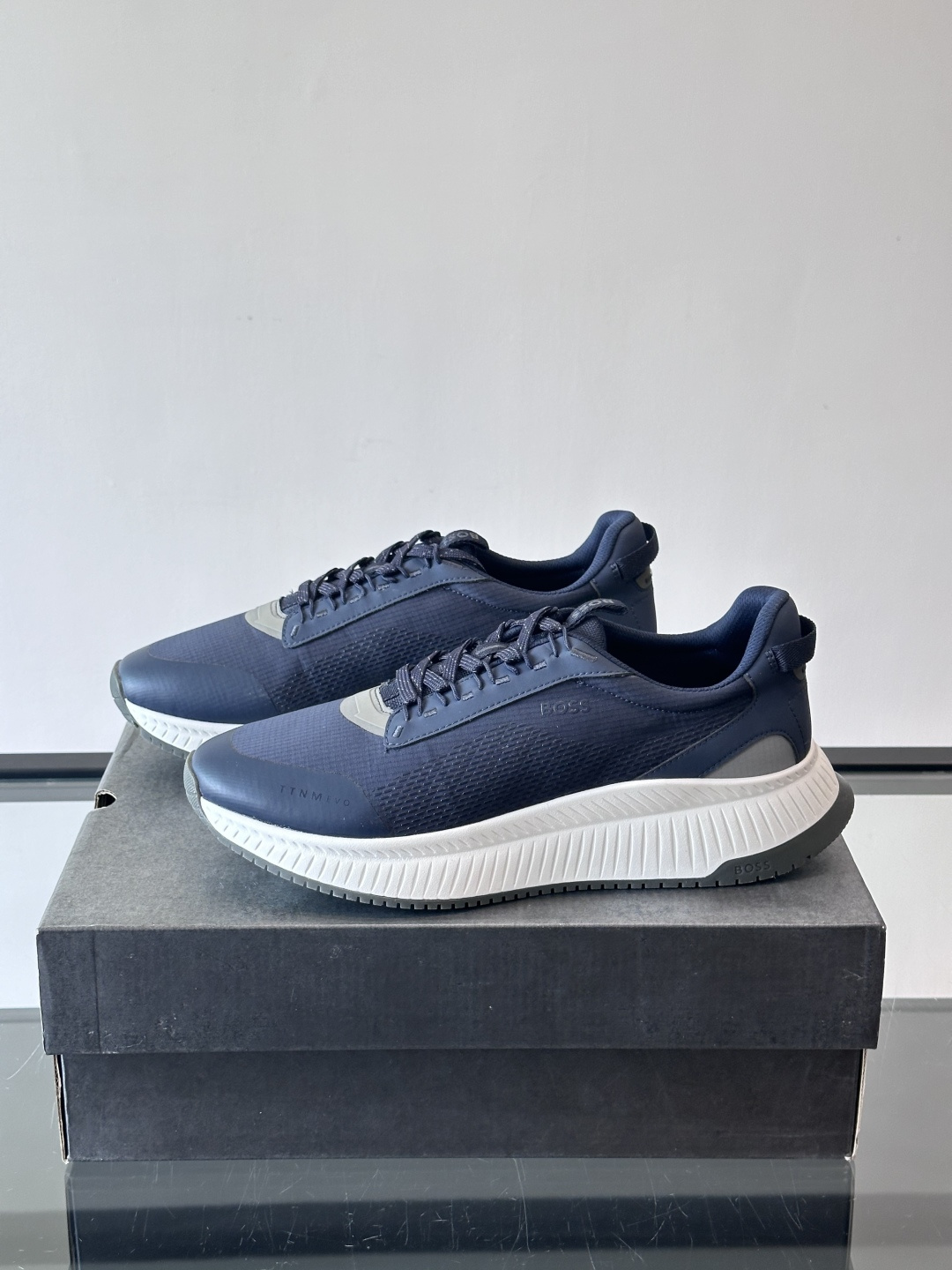 BOSS 意大利男士休闲运动鞋，官网一比一开模。精选光滑进口牛皮➕透气布面料制成。采用橡胶外底和品牌标识