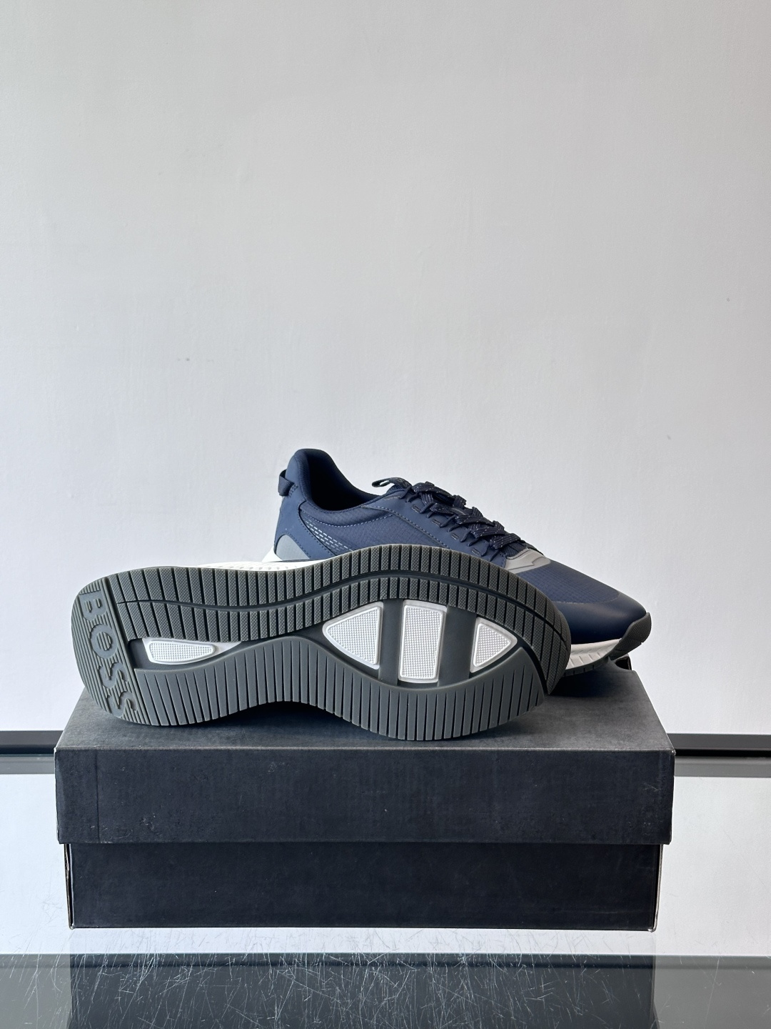 BOSS 意大利男士休闲运动鞋，官网一比一开模。精选光滑进口牛皮➕透气布面料制成。采用橡胶外底和品牌标识