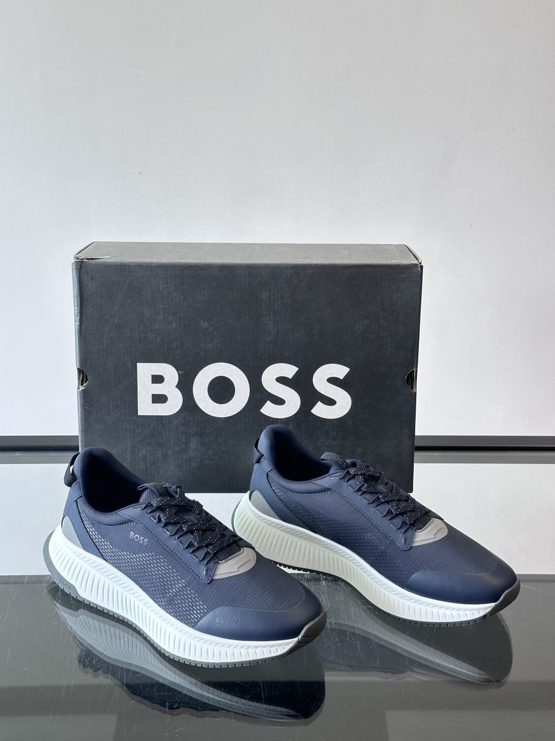 BOSS 意大利男士休闲运动鞋，官网一比一开模。精选光滑进口牛皮➕透气布面料制成。采用橡胶外底和品牌标识