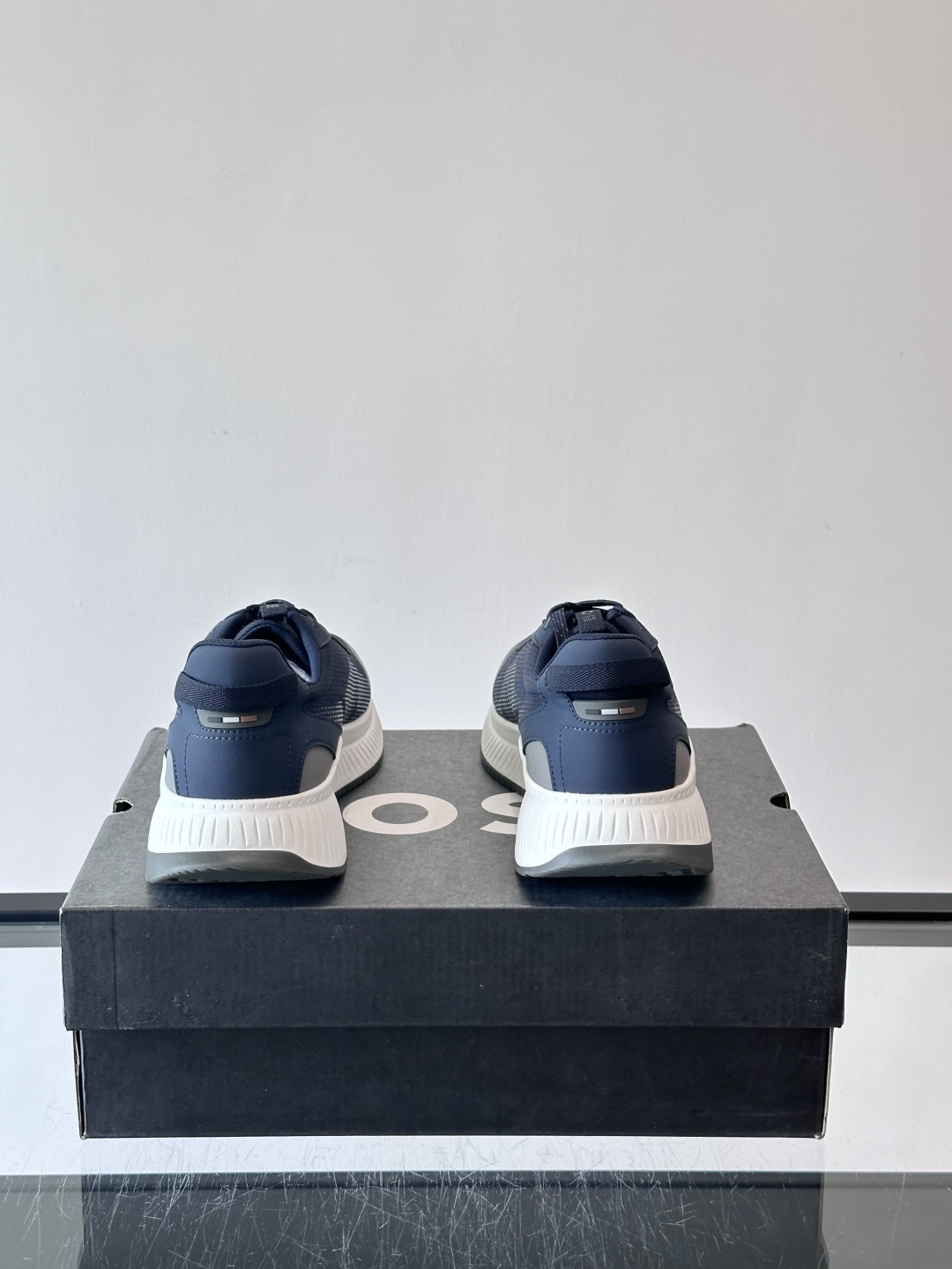 BOSS 意大利男士休闲运动鞋，官网一比一开模。精选光滑进口牛皮➕透气布面料制成。采用橡胶外底和品牌标识