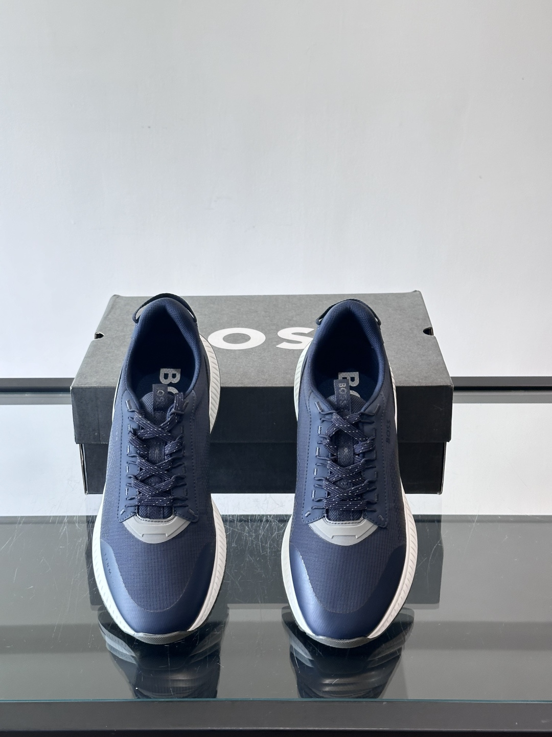 BOSS 意大利男士休闲运动鞋，官网一比一开模。精选光滑进口牛皮➕透气布面料制成。采用橡胶外底和品牌标识