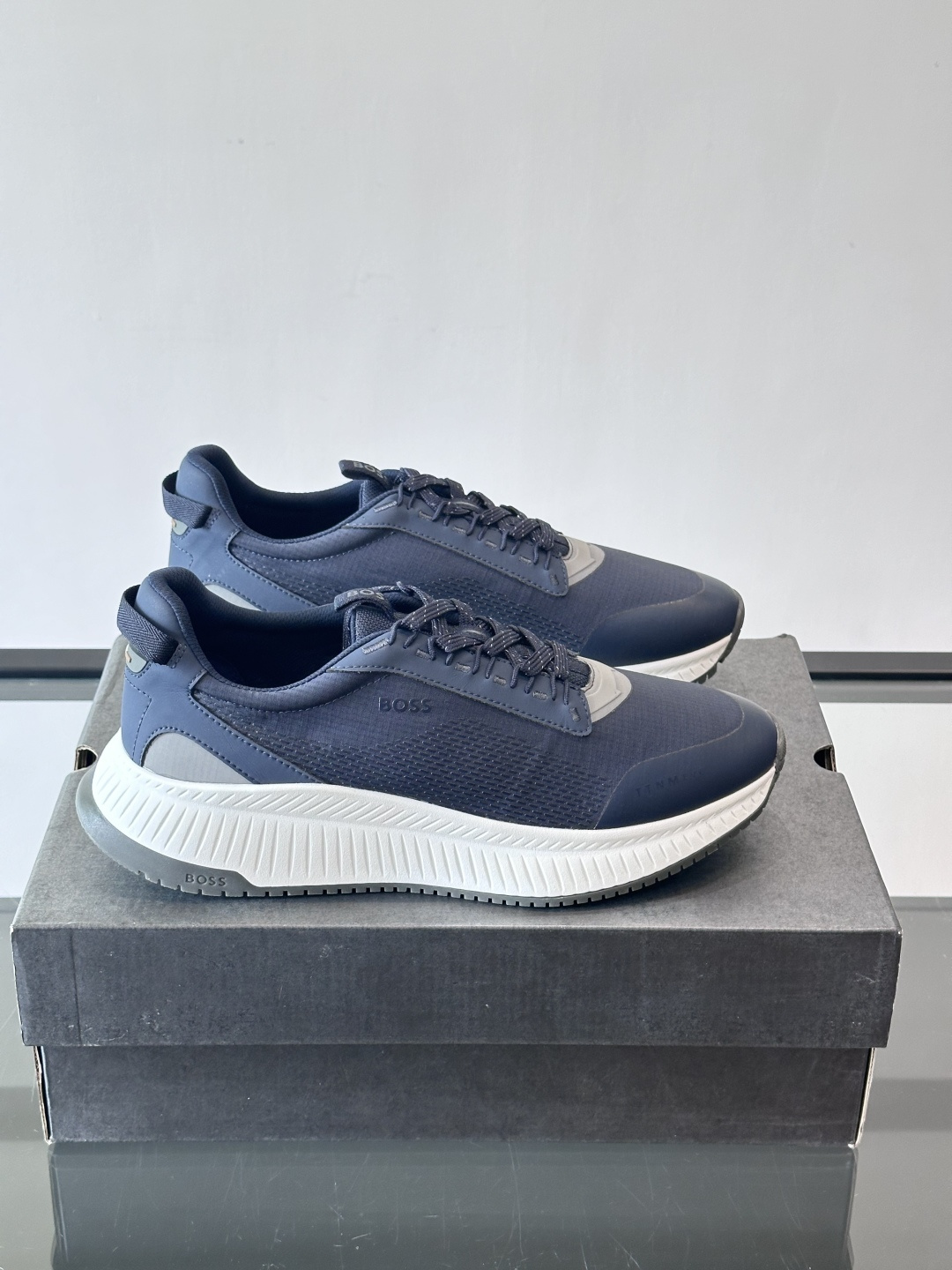 BOSS 意大利男士休闲运动鞋，官网一比一开模。精选光滑进口牛皮➕透气布面料制成。采用橡胶外底和品牌标识