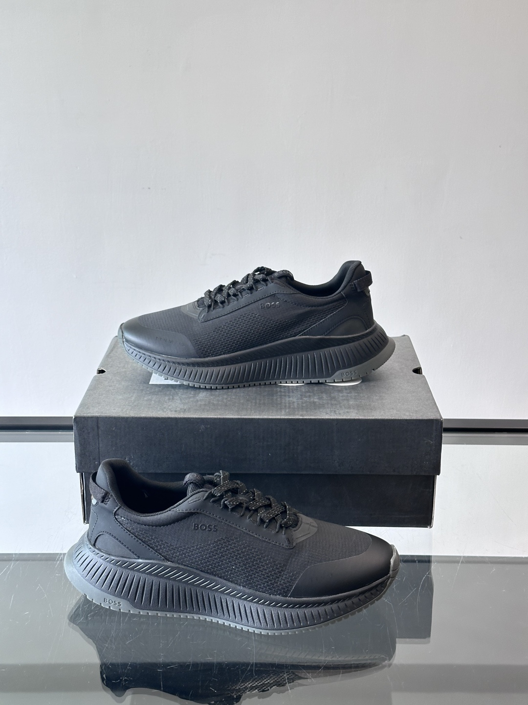 BOSS 意大利男士休闲运动鞋，官网一比一开模。精选光滑进口牛皮➕透气布面料制成。采用橡胶外底和品牌标识