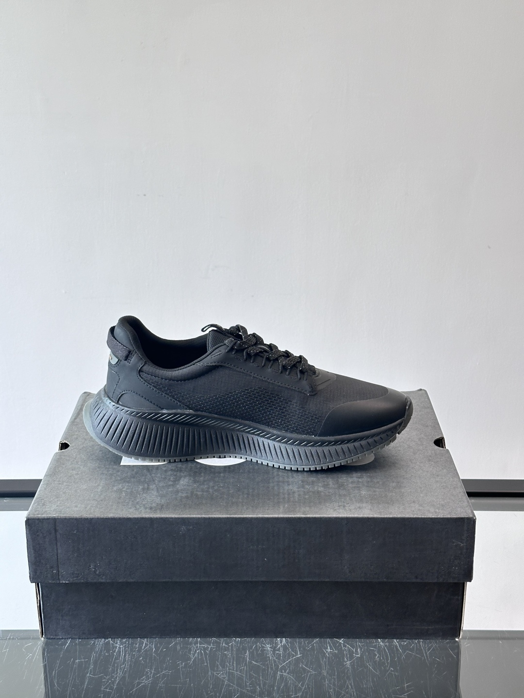 BOSS 意大利男士休闲运动鞋，官网一比一开模。精选光滑进口牛皮➕透气布面料制成。采用橡胶外底和品牌标识