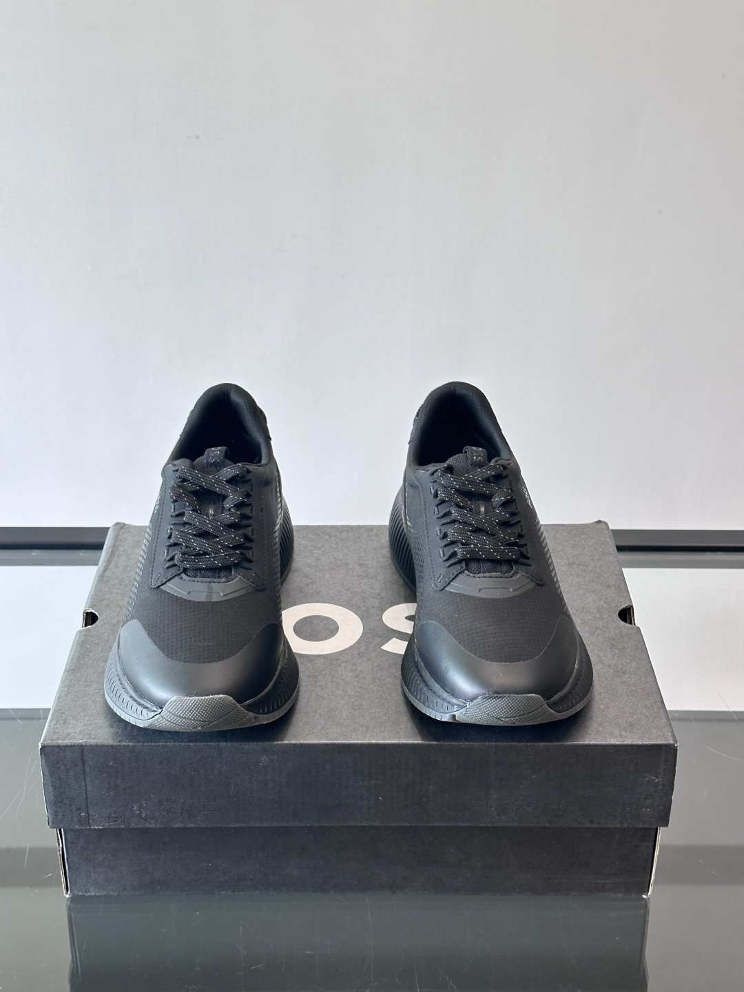 BOSS 意大利男士休闲运动鞋，官网一比一开模。精选光滑进口牛皮➕透气布面料制成。采用橡胶外底和品牌标识