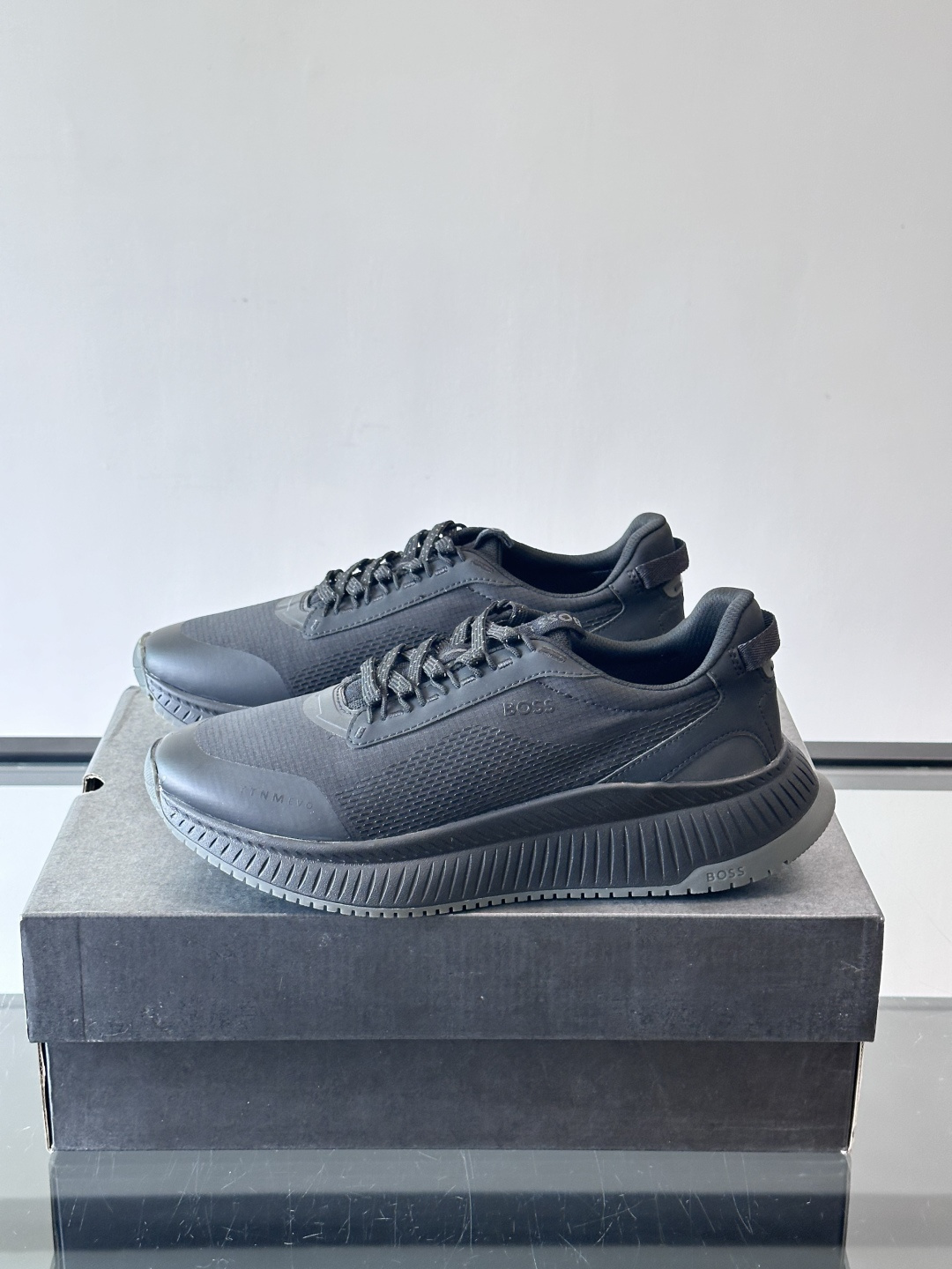 BOSS 意大利男士休闲运动鞋，官网一比一开模。精选光滑进口牛皮➕透气布面料制成。采用橡胶外底和品牌标识