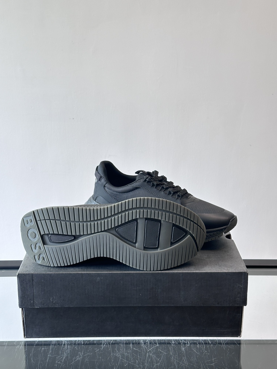 BOSS 意大利男士休闲运动鞋，官网一比一开模。精选光滑进口牛皮➕透气布面料制成。采用橡胶外底和品牌标识