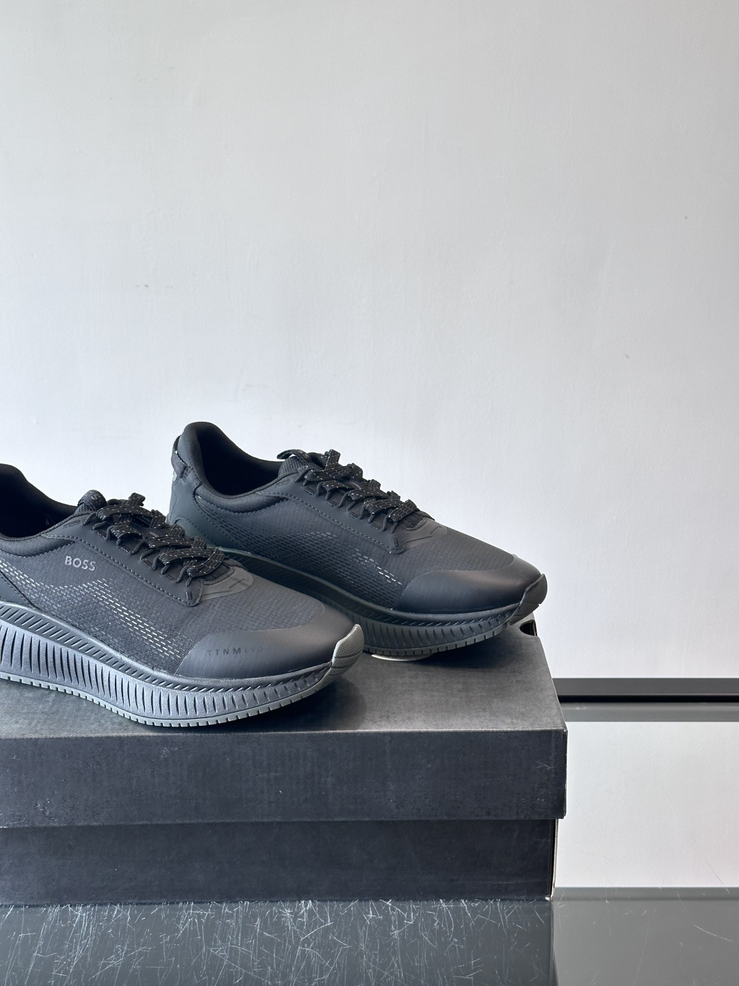 BOSS 意大利男士休闲运动鞋，官网一比一开模。精选光滑进口牛皮➕透气布面料制成。采用橡胶外底和品牌标识
