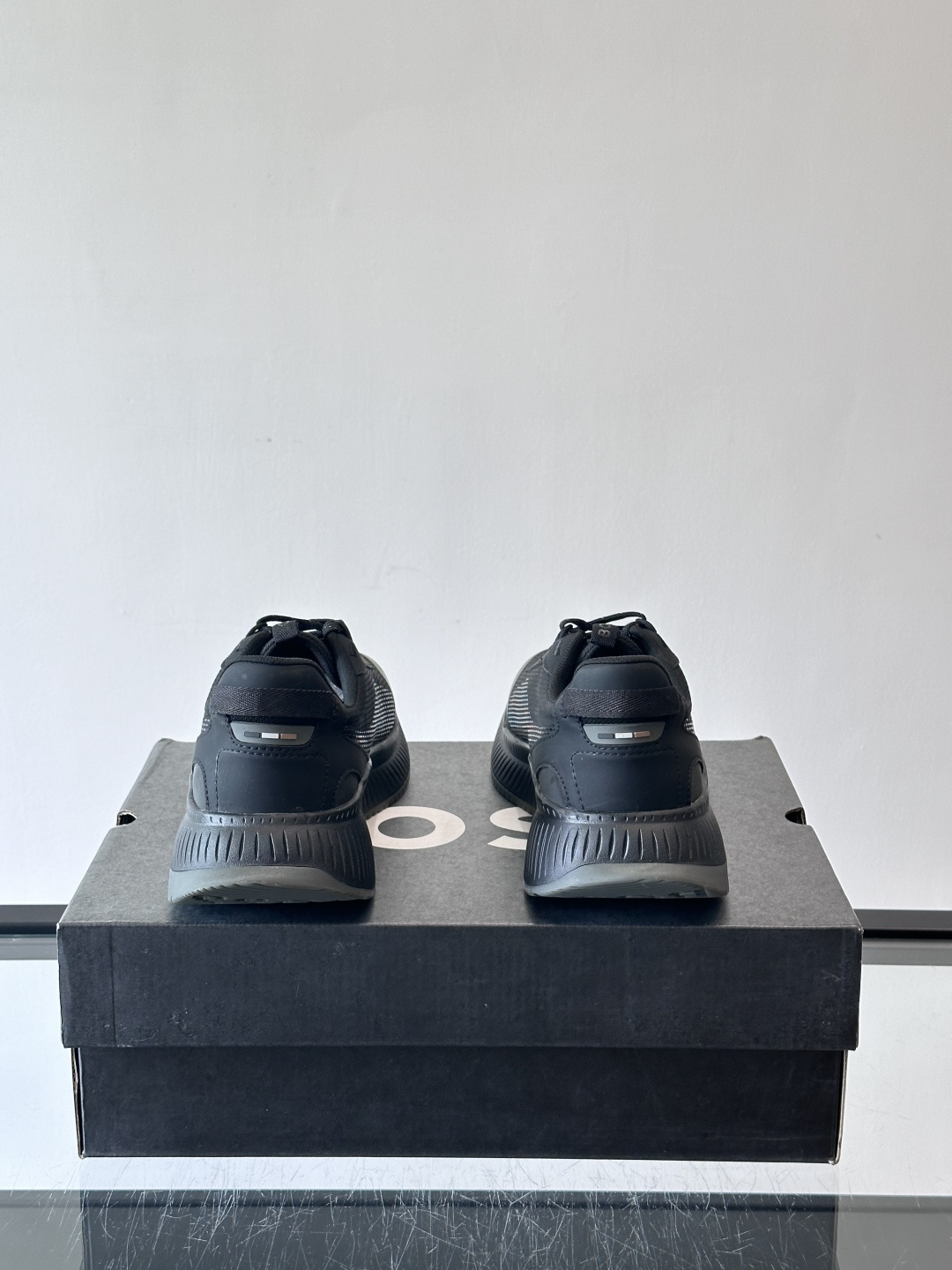 BOSS 意大利男士休闲运动鞋，官网一比一开模。精选光滑进口牛皮➕透气布面料制成。采用橡胶外底和品牌标识