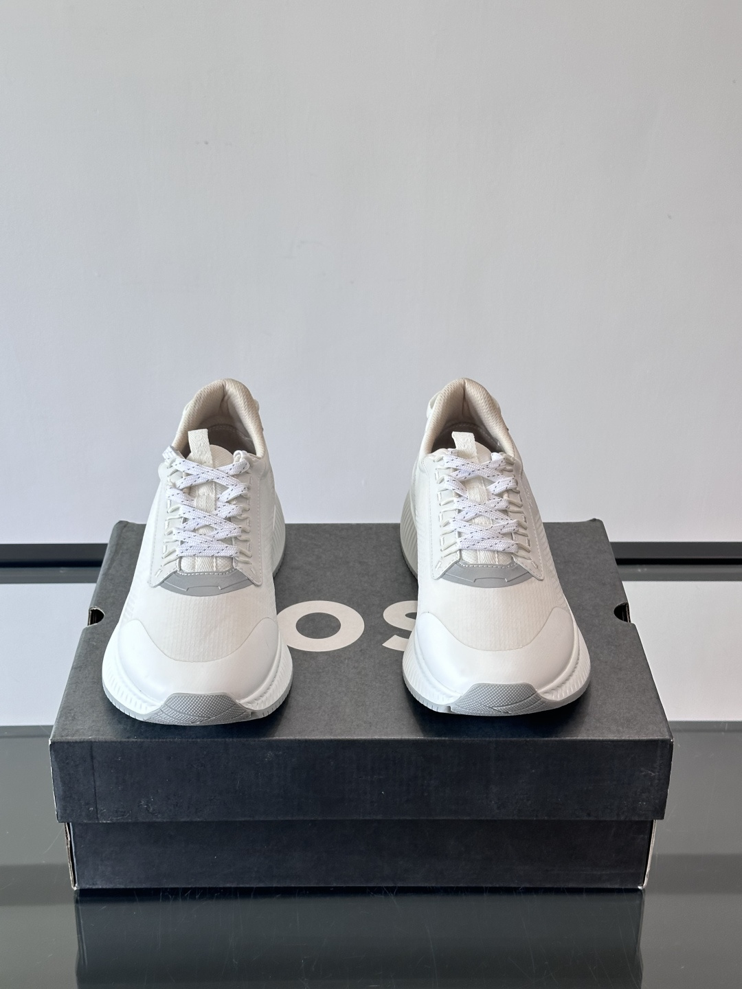 BOSS 意大利男士休闲运动鞋，官网一比一开模。精选光滑进口牛皮➕透气布面料制成。采用橡胶外底和品牌标识