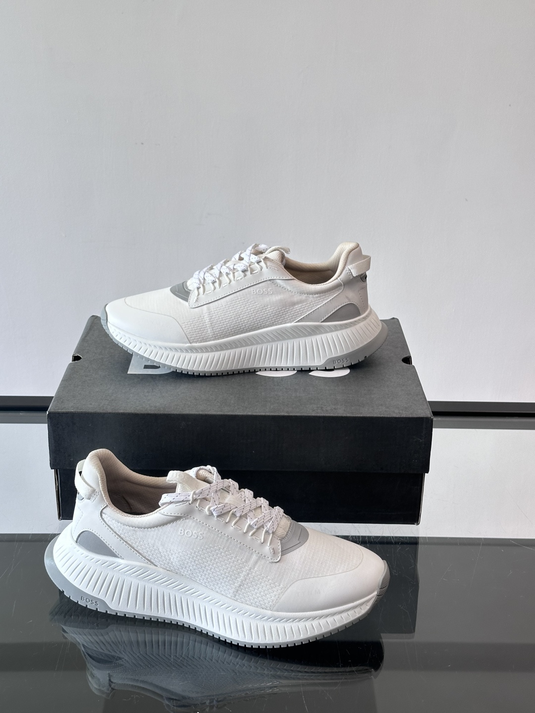 BOSS 意大利男士休闲运动鞋，官网一比一开模。精选光滑进口牛皮➕透气布面料制成。采用橡胶外底和品牌标识