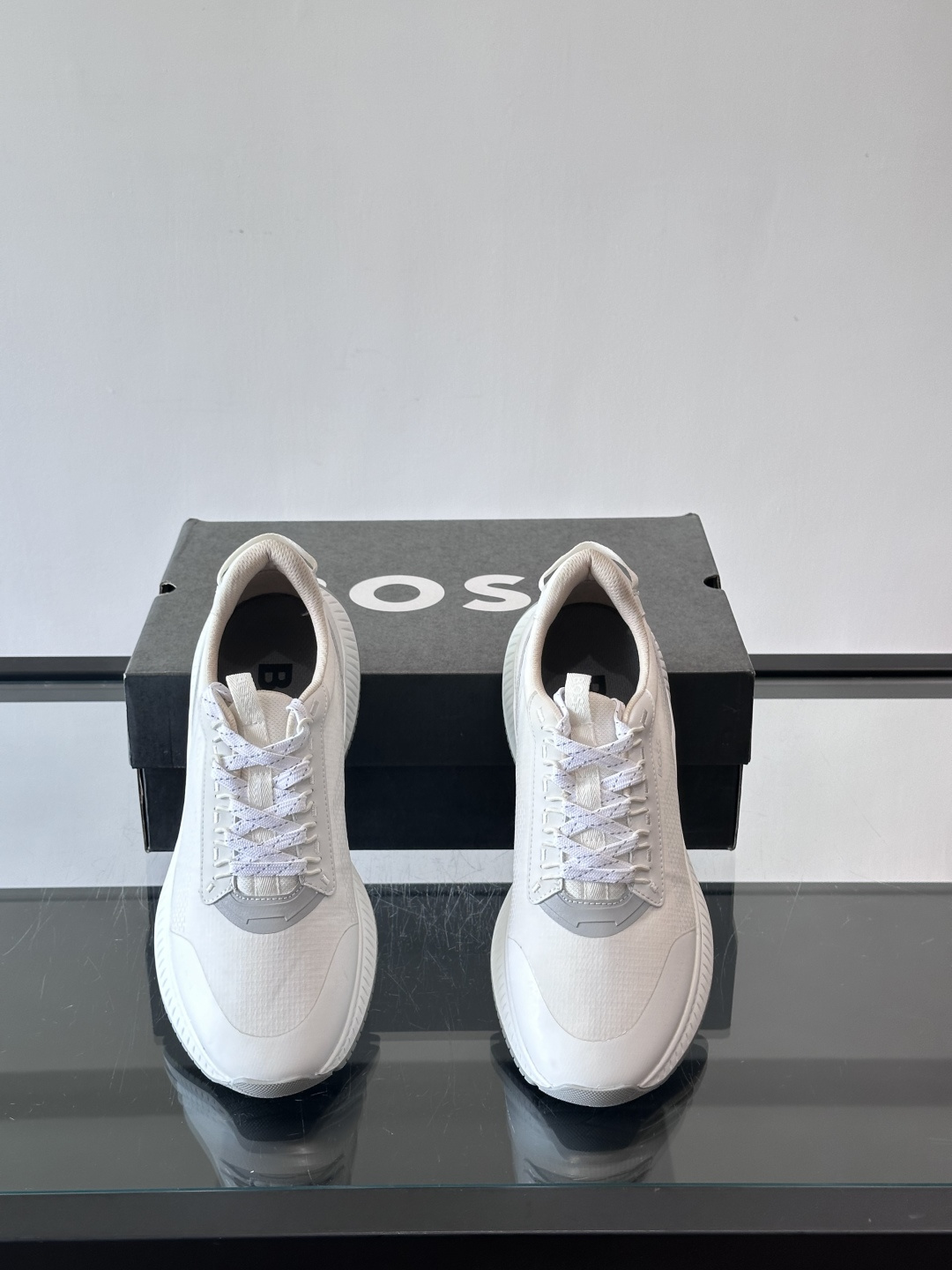 BOSS 意大利男士休闲运动鞋，官网一比一开模。精选光滑进口牛皮➕透气布面料制成。采用橡胶外底和品牌标识