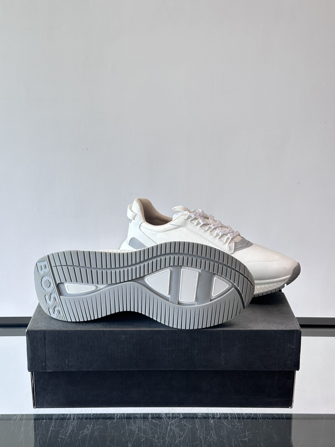 BOSS 意大利男士休闲运动鞋，官网一比一开模。精选光滑进口牛皮➕透气布面料制成。采用橡胶外底和品牌标识